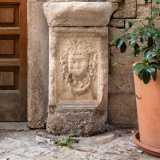 Due colonne scanalate, poggianti su basi con teste leonine, chiudono l�ampio fornice centinato...